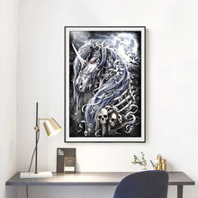 Lade das Bild in den Galerie-Viewer, Dunkle Pferd Schädel - voller runder Diamant - 30x40cm