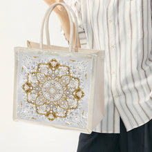 Lade das Bild in den Galerie-Viewer, Goldenes Mandala - Diamant-Umhängetasche mit Kette
